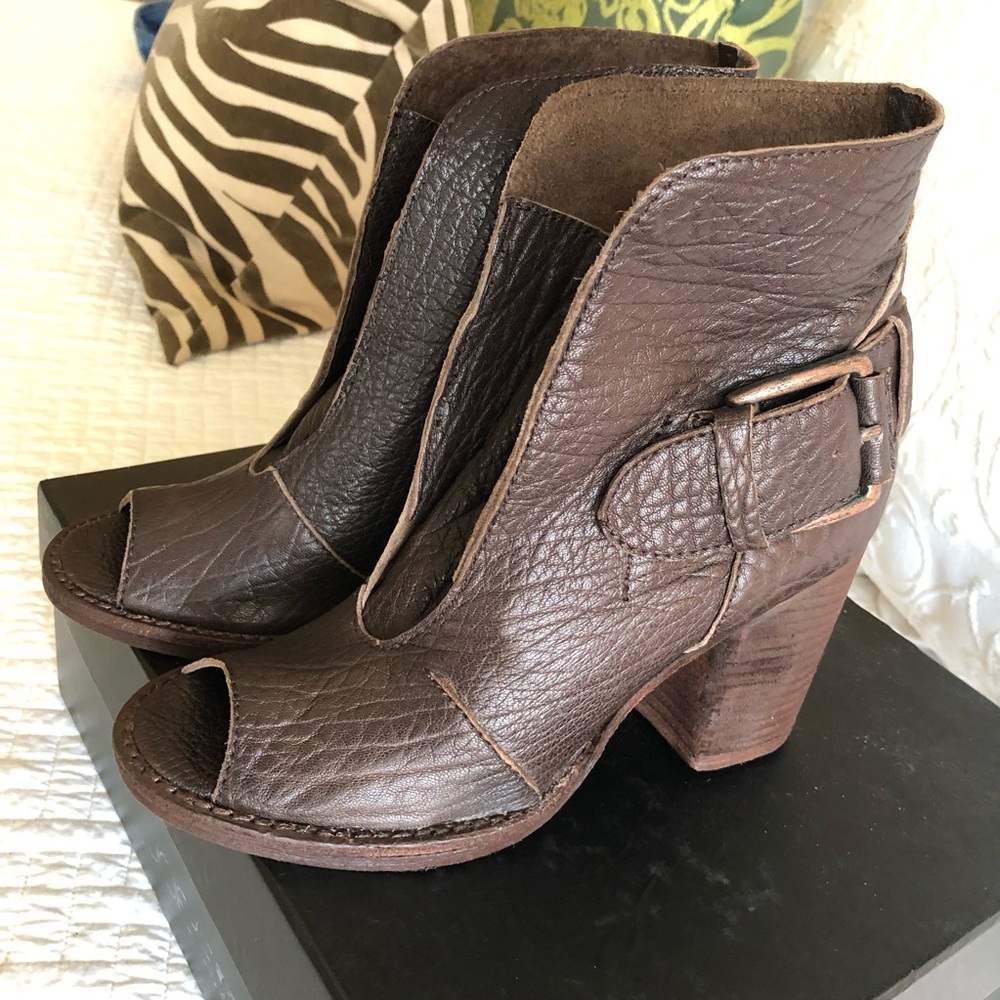 Joe’s Jeans leather shootie  size 6